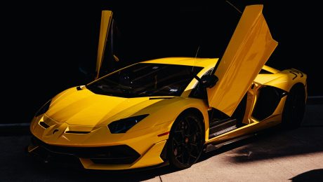 Lamborghini jaune à portières papillon