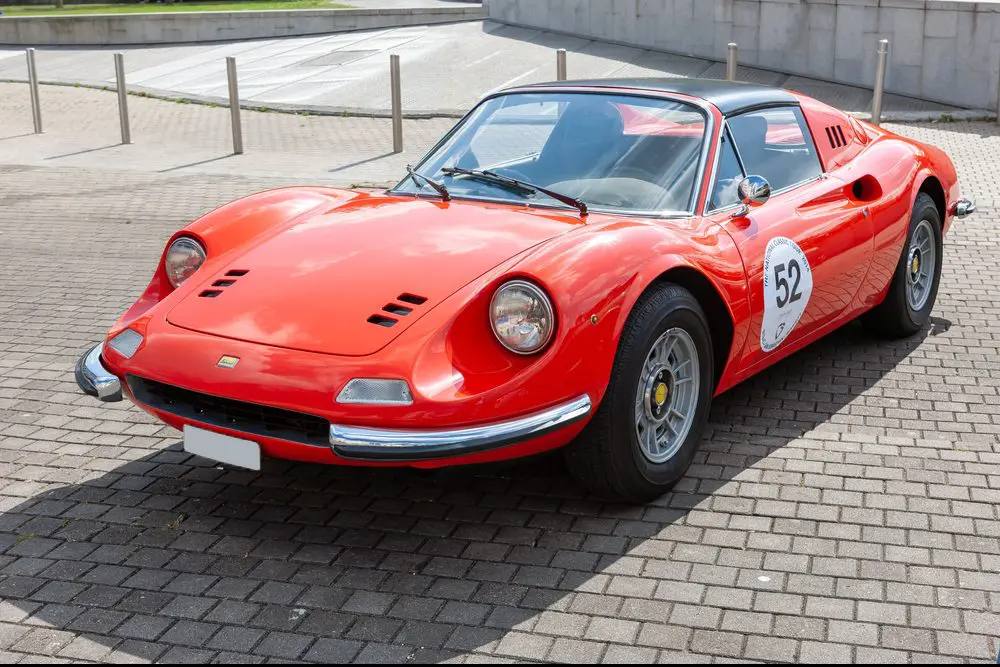 Dino 246 GT rouge sur le trottoir