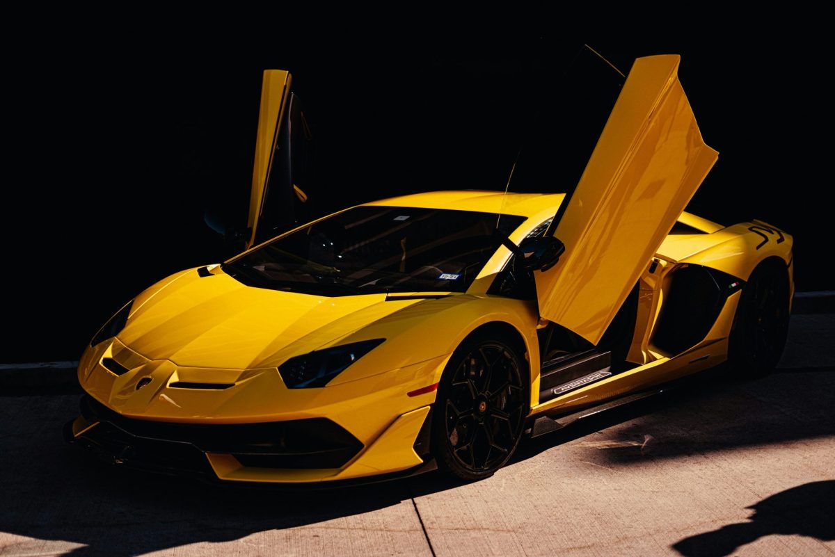Lamborghini jaune à portières papillon