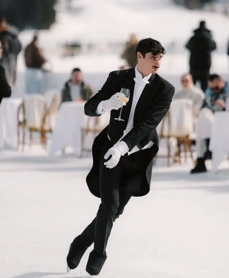 Serveur apportant une coupe de champagne sur ses patins à glace