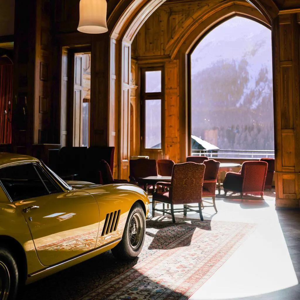 Photo d'une voiture de collection luxueuse, de dos, dans un beau chalet