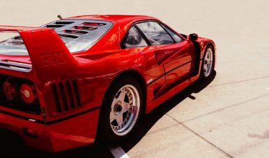 F40 Rugissante : la Ferrari de légende, voiture de luxe et de collection